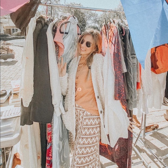 Welcome to Chloe's Closet! @chloesclosetca - Picture 3 of 8